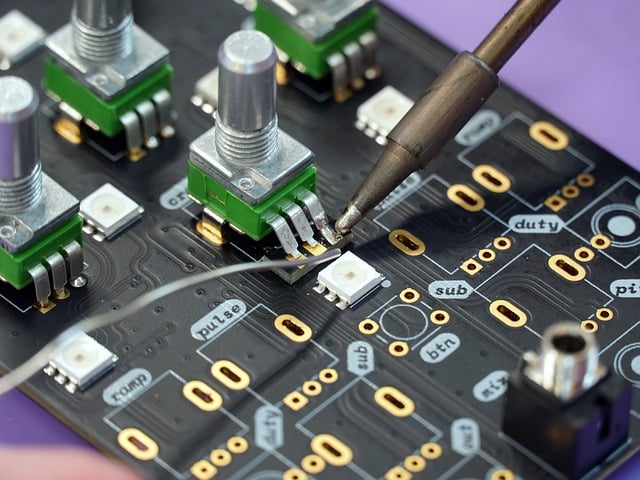 ESP32 的 220V 直驱方案，AH8650 输出 3.3V/200mA 够用吗？